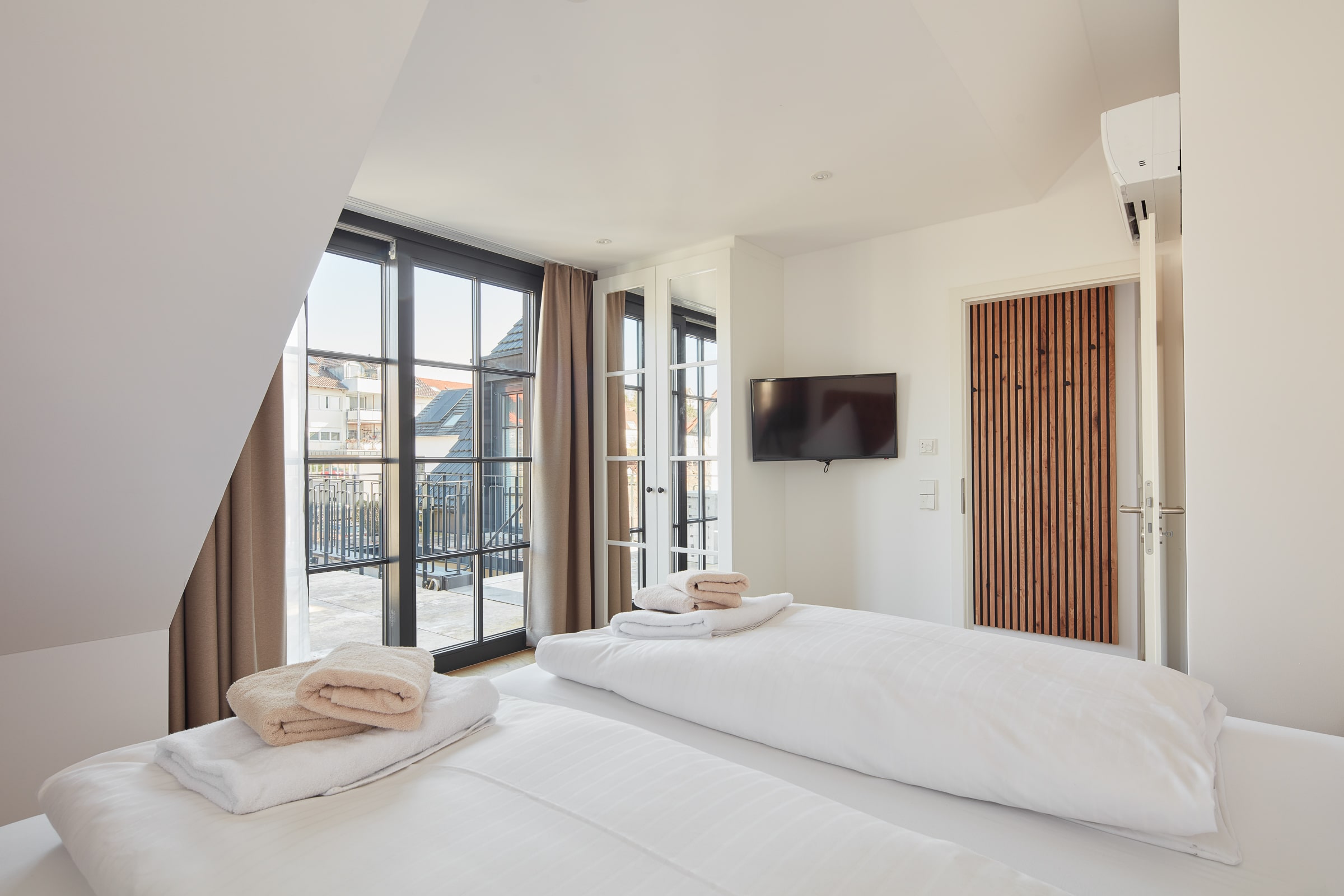 Marx Managt Seehaus Allensbach Loft-Imperia Schlafzimmer mit Balkon